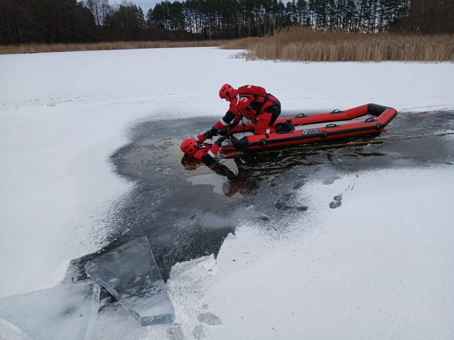 Złot&oacute;w Zamarznięte stawy, jeziora i rzeki zawsze są niebezpieczne - fot. Wydział Prewencji Społecznej KG PSP JRG Złot&oacute;w