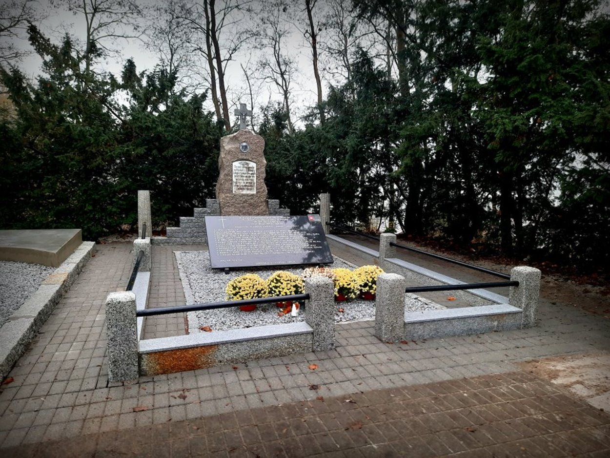 Zakończono prace remontowe przy grobach na cmentarzach w Górce Klasztornej i Łobżenicy - fot. Gmina Łobżenica