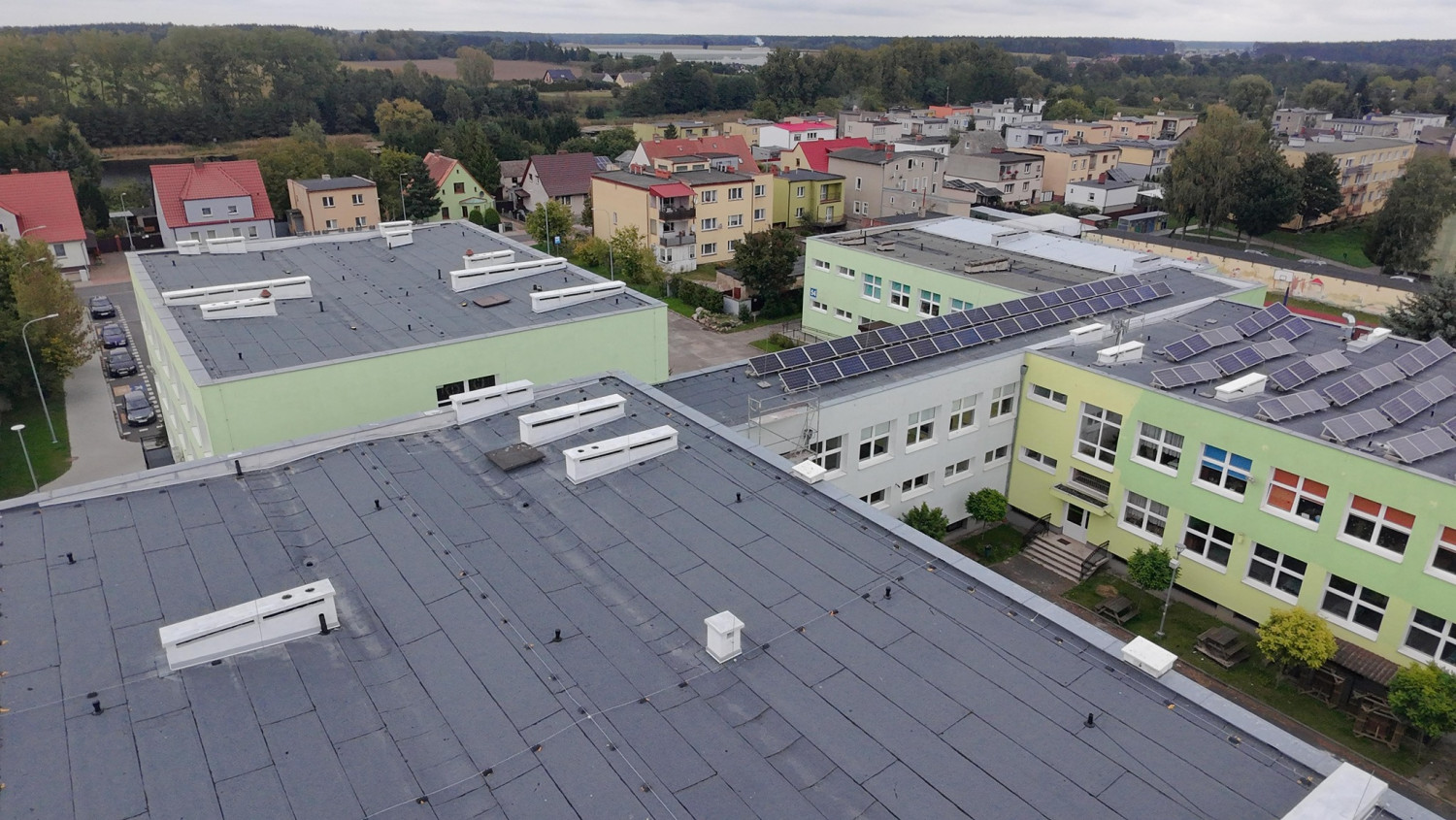 Zakończono prace związane z wymianą poszycia dachowego na SP nr 3 w Złotowie - fot. Miasto Złotów