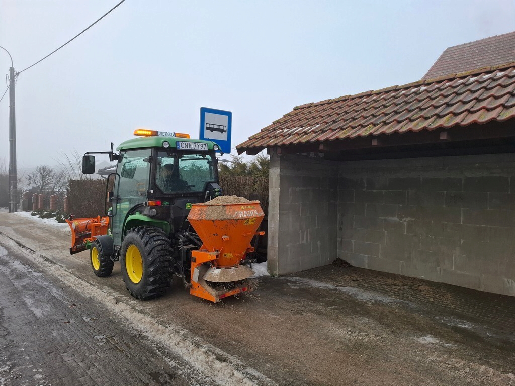 Zimowe utrzymanie dr&oacute;g oraz chodnik&oacute;w na terenie gminny Mrocza - fot. UM Mrocza - 02
