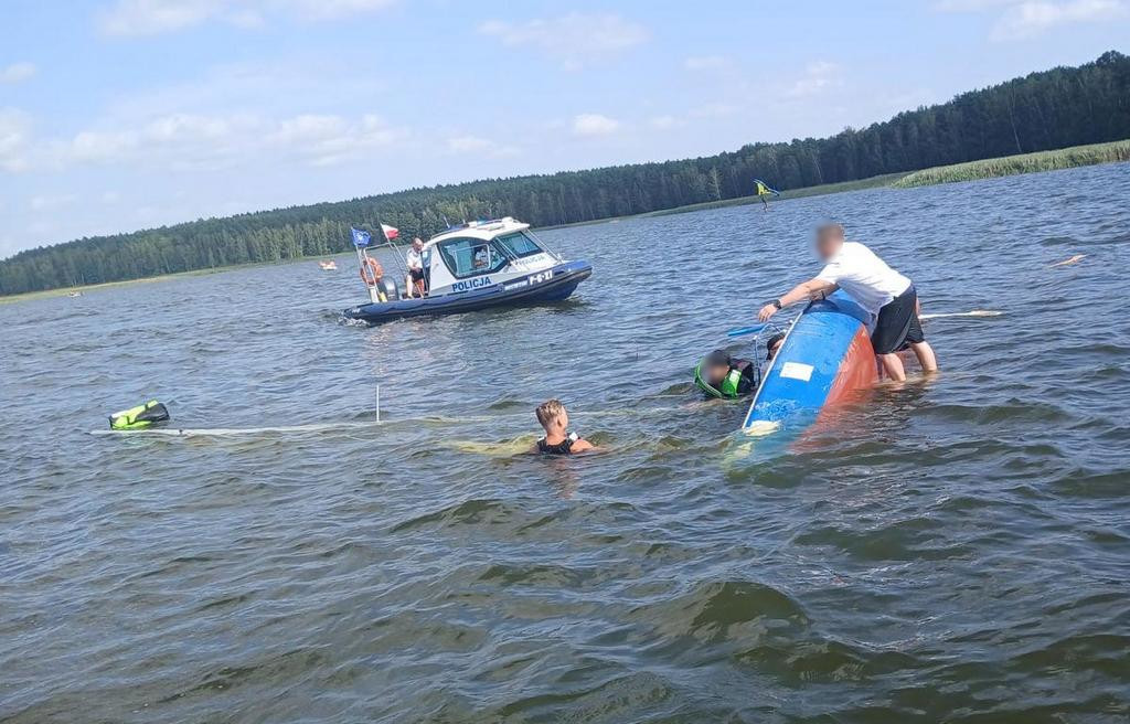 Nieoceniona pomoc policjantów i ratowników WOPR na wodach Zalewu Koronowskiego - fot. KMP Bydgoszcz