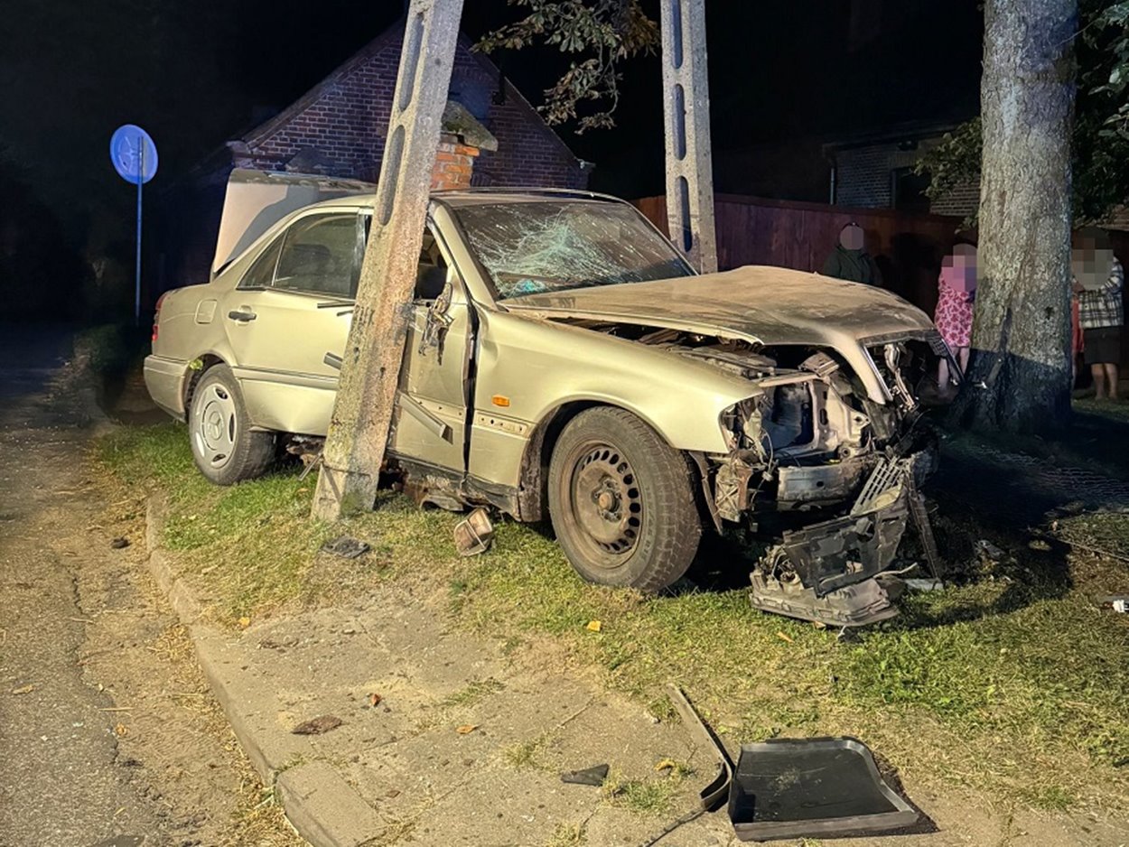Wąwelno: Uderzył w słup energetyczny. 18-latek prowadził po alkoholu i bez prawa jazdy - fot. KPP Sępólno Krajeńskie